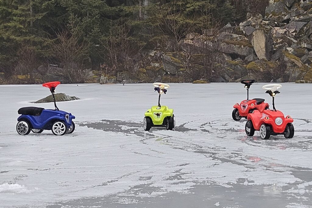 Aufstellung der Bobby cars beim Drifttraining am Eis